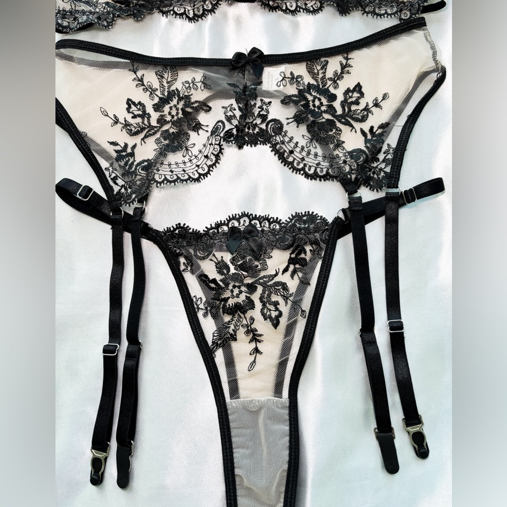 Black Lace Lingerie Set - Picture 8 of 9